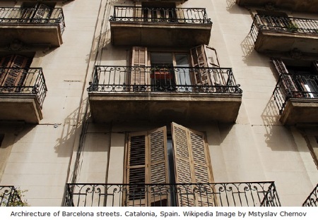 2 Archirecture_of_Barcelona_streets._Catalonia,_Spain