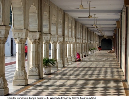 The_corridor_around_the_Sarovar_at_Gurudwara_Bangla_Sahib,_Delhi