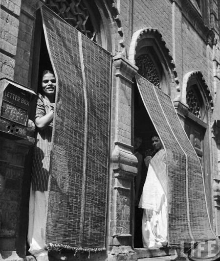 prostitutes_peeking_out_from_the_doorways_of_their_brothel_in_lahore_in_1946