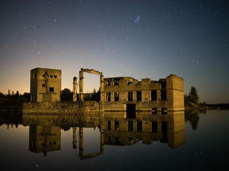 640px-remains_of_rummu_quarry_utility_buildings_in_the_water_at_night_on_5_september_2014